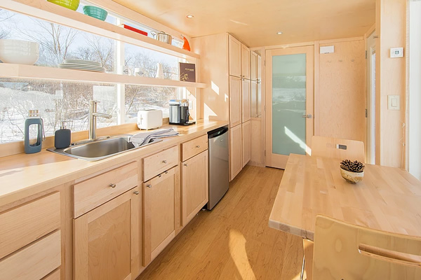 Tiny House Vista kitchen and dining area